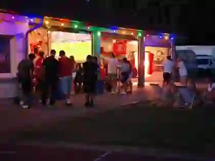 Public Viewing 2026 am Sportplatz im See bei Abendstimmung vor dem Gebäude
