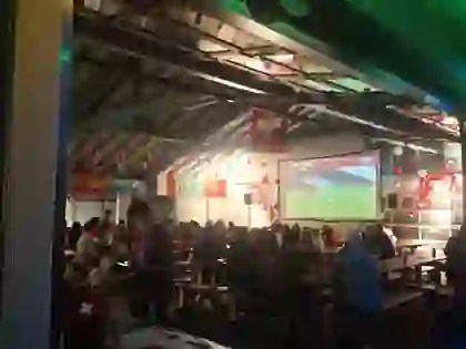 Public Viewing 2026 am Sportplatz im See mit Gästen und Abendstimmung