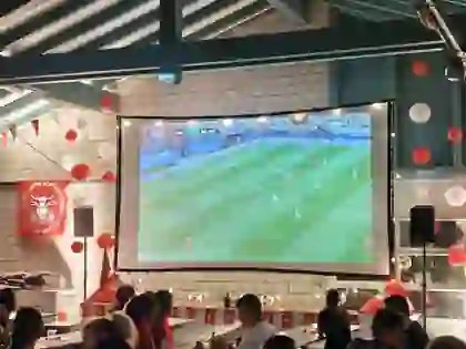 Public Viewing 2026 am Sportplatz im See mit Fussballübertragung auf der grossen Leinwand