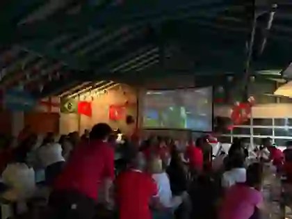 Public Viewing 2026 am Sportplatz im See mit Gästen vor der Leinwand
